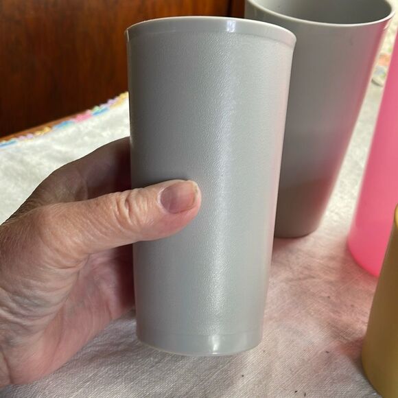 Tupperware lot of 4 assorted glasses one with lid - Picture 4 of 8